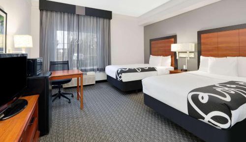 Deluxe Two Bed Room - Non-Smoking and Mobility Access - Bathtub with Grab Bars - Non-Smoking
