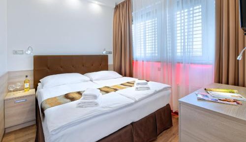 Deluxe Double or Twin Room with Pool Access