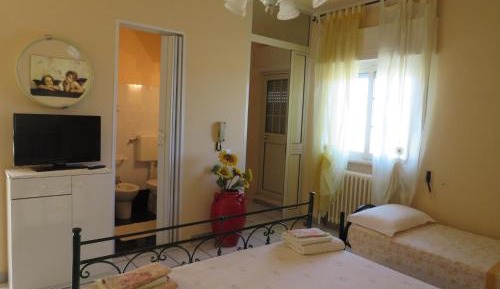 Deluxe Room (2 Adults + 1 Child)