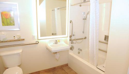 Queen Studio Suite - Mobility Access Tub/Non-Smoking