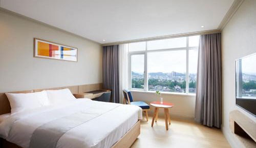 Deluxe Double Room with Hanok Village View