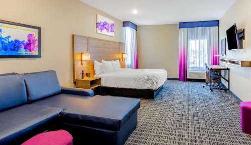 1 King Bed, Deluxe Mobility/Hearing Accessible Room, Roll-In Shower, Non-Smoking