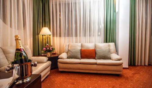 One-Bedroom Suite with Balcony and River View