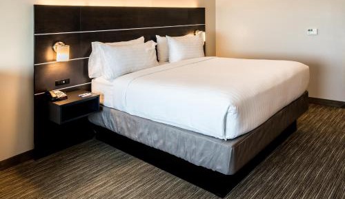 Standard King Room with Accessible Tub - Mobility Access