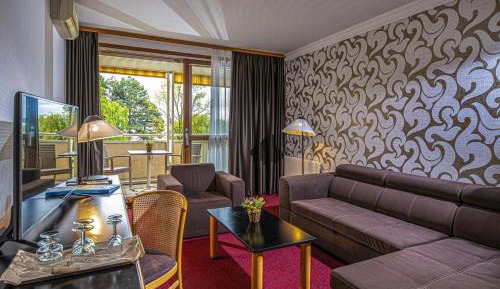 Suite with Balcony and Lake View