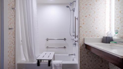 Standard Queen Room with Two Queen Beds and Tub - Mobility/Communications Accessible