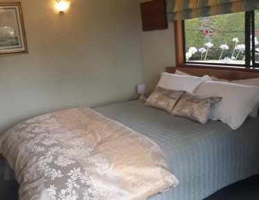 Queen Room with Shared Bathroom
