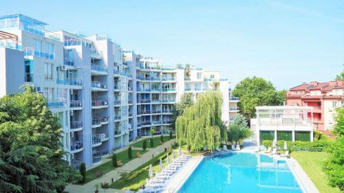 Apartment with Pool View 