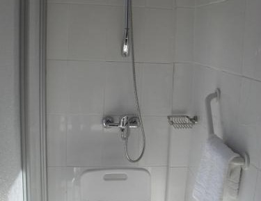 Queen Room with Two Single Beds - Disability Access
