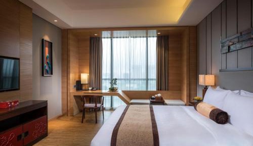 Standard King Room with Lake View