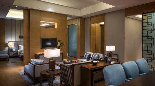 One-Bedroom King Suite with Lake View