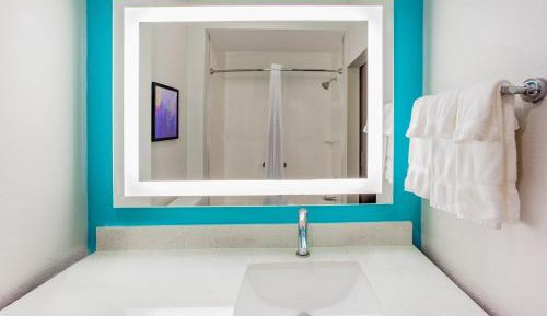 King Room with Roll-In Shower - Mobility/Hearing Accessible - Non-Smoking