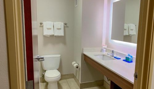 King Room - Mobility Access/Roll in Shower - Non-Smoking