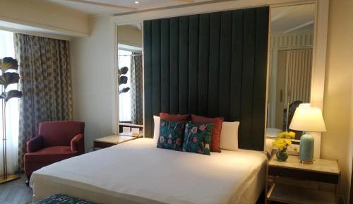 SeleQtions Suite with Two Way Airport Transfer