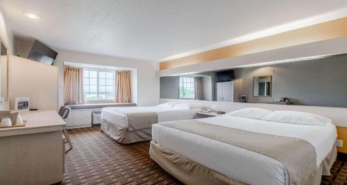 Queen Room with Two Queen Beds - Non-Smoking