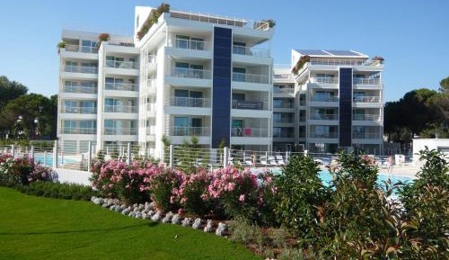 Deluxe Two-Bedroom Apartment with Garden