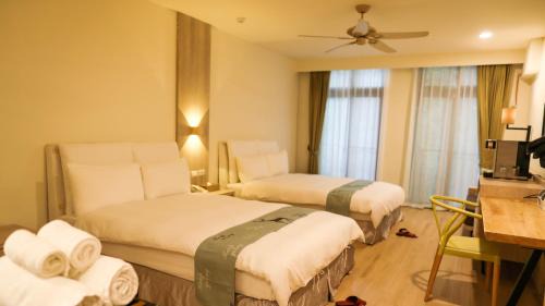 Standard Twin Room with Mountain View