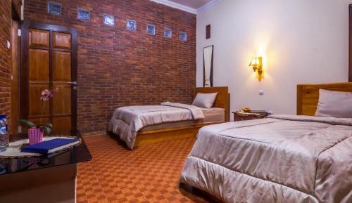 Twin Room with Private Bathroom