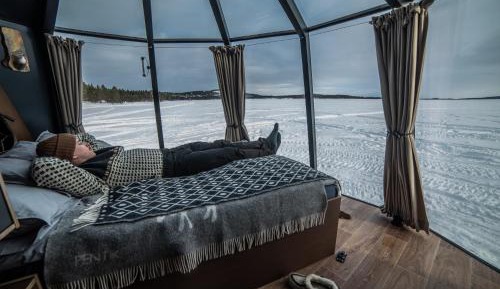 Glass Hut with Lake View
