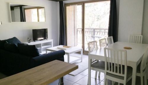 Apartment with Mountain View