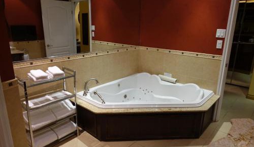 King Room with Fireplace & Spa Bath