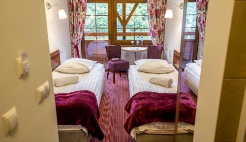 Economy Twin Room with small Bathroom