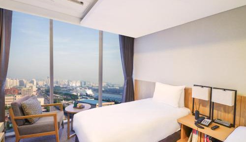 Deluxe Family Room - City view