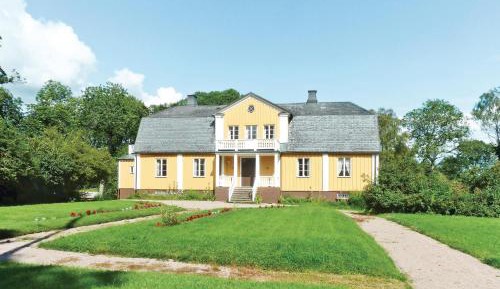 Eight-Bedroom Holiday Home