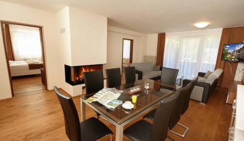 Deluxe Three-Bedroom Apartment