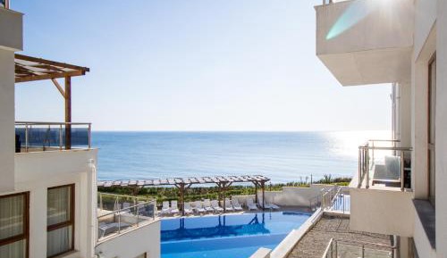One-Bedroom Apartment with Sea View