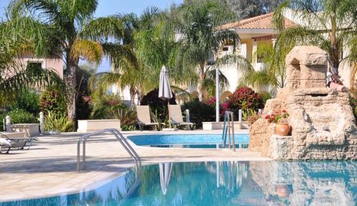 Apartment with Pool View 