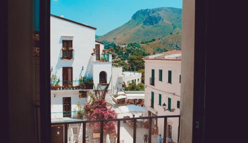 Apartment with Mountain View