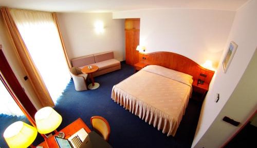 Twin Room with Balcony and Park View