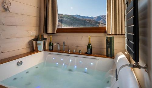 Deluxe Suite with Spa Bath