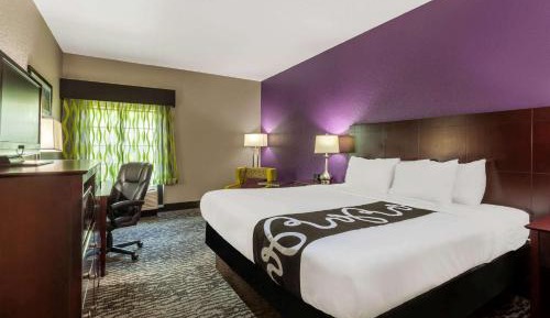 King Room with Bath Tub - Mobility Accessible/Non-Smoking