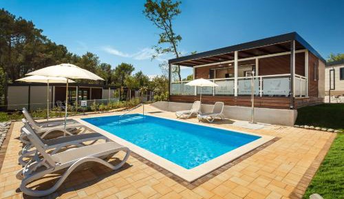 Deluxe Two-bedroom Mobile Home with Private Pool