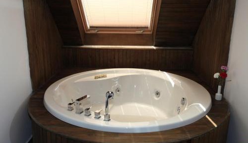 Deluxe Suite with Spa Bath