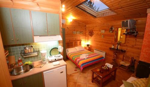 Deluxe Double Room (2 Adults + 1 Child)