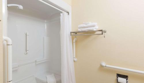 Queen Room - Mobility Access/Smoking