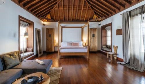 Deluxe Queen Suite