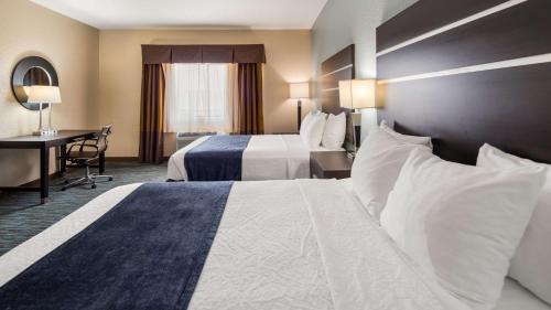 Queen Room with Two Queen Beds and Roll-In Shower