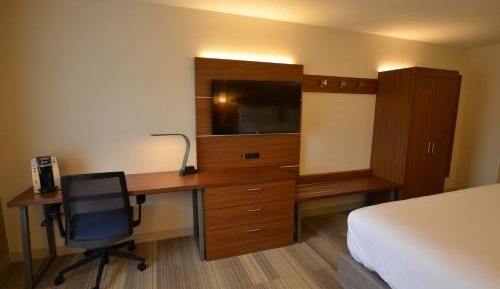 Standard King Room with Roll-in Shower - Mobility Accessible