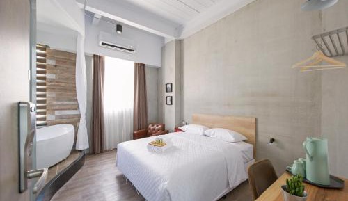 Deluxe Double Room with Shower & Bath