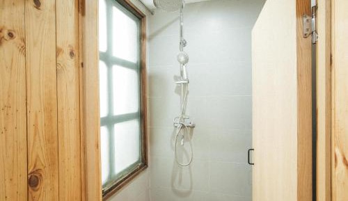 Bed in 6-Bed Dormitory Room - Shared Bathroom 