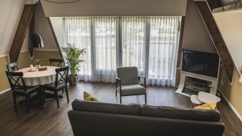 Apartment with Lake View