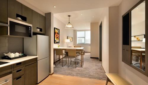 One-Bedroom Twin Suite with Kitchen and Sofa Bed