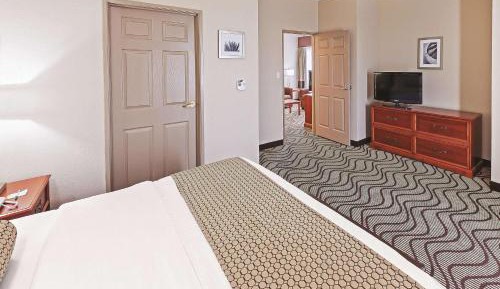 Deluxe King Suite - Hearing/Mobility Accessible - Non-Smoking