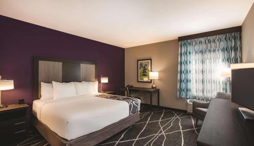 King Room with Bath Tub - Mobility/Hearing Accessible - Non-Smoking