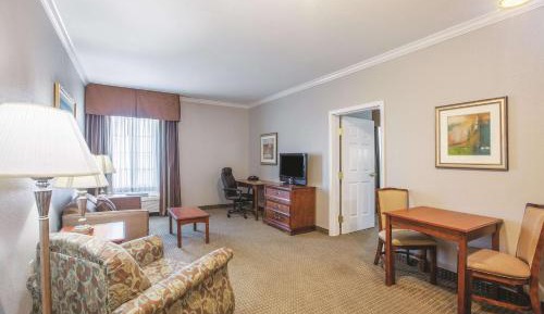 Deluxe Suite with Two Double Beds - Non-Smoking