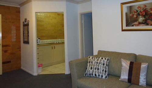 Deluxe Queen Suite